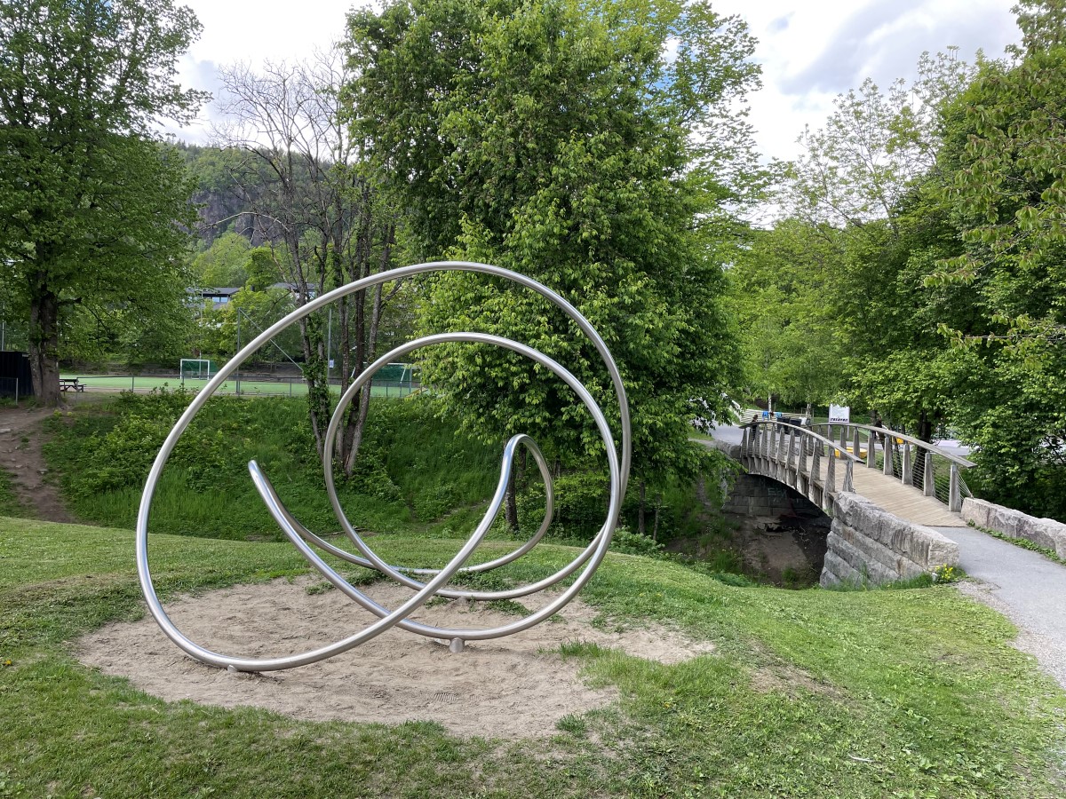 «Krets» av Rolf Starup på Hvalstad skole