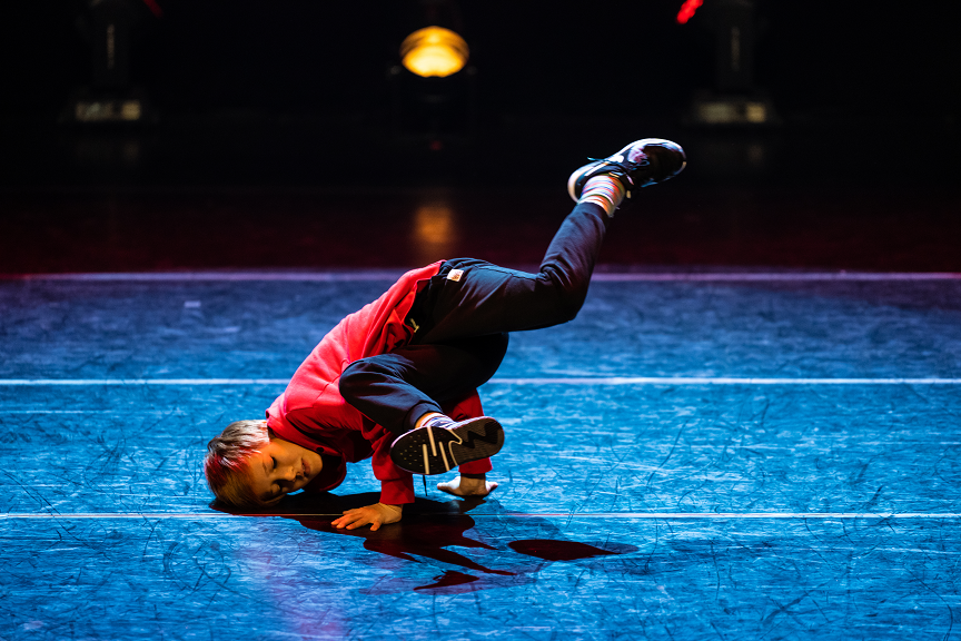 Gutt som danser breakdance